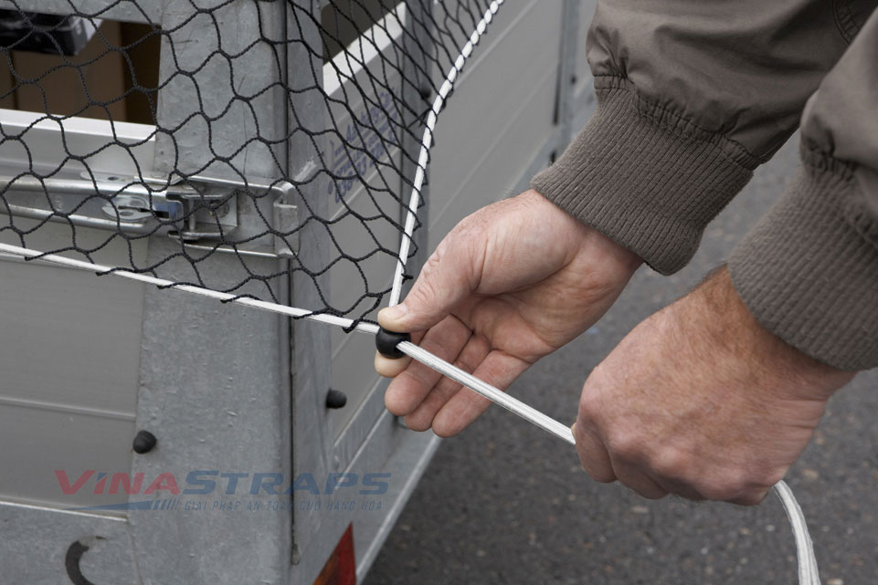 Cách sử dụng lưới ràng hàng phủ hàng bảo vệ hàng trên thùng xe